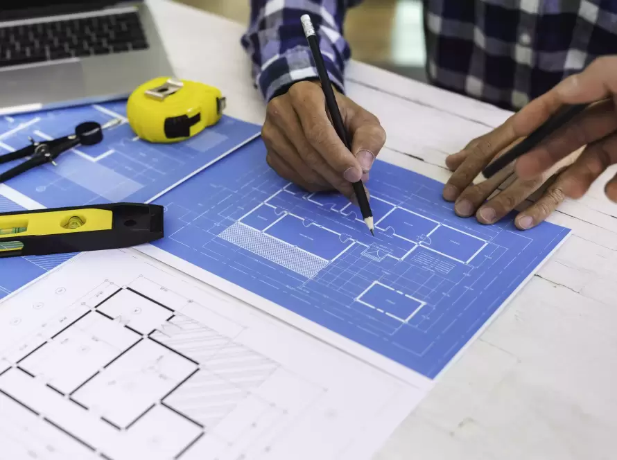 Ingeniero y arquitecto, trazando plano de reformas integral en Alicante, Alicante